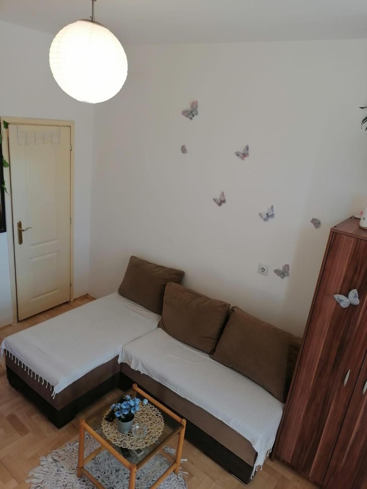 Small Low Cost Studio Belgrade Exterior photo