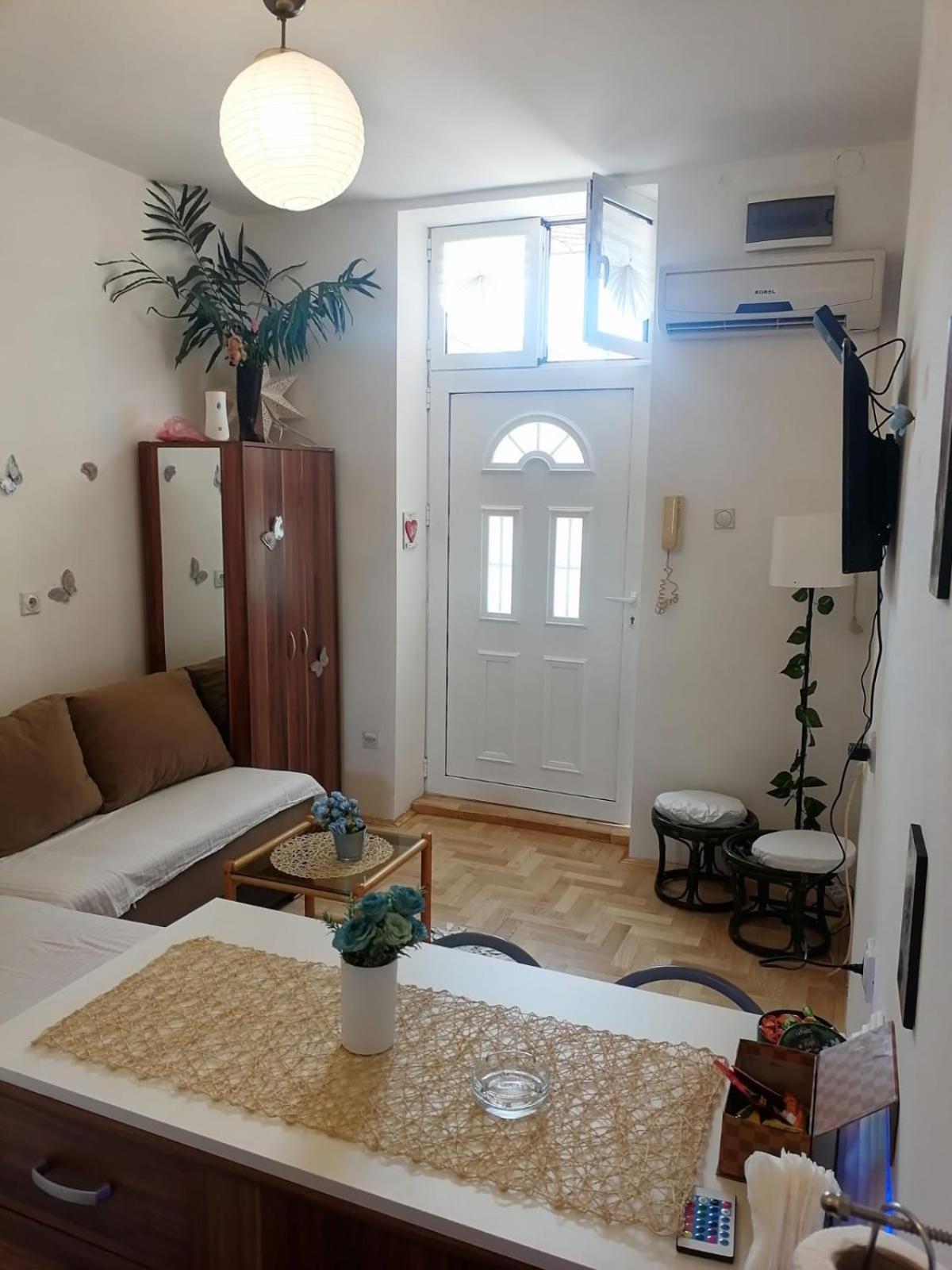 Small Low Cost Studio Belgrade Exterior photo